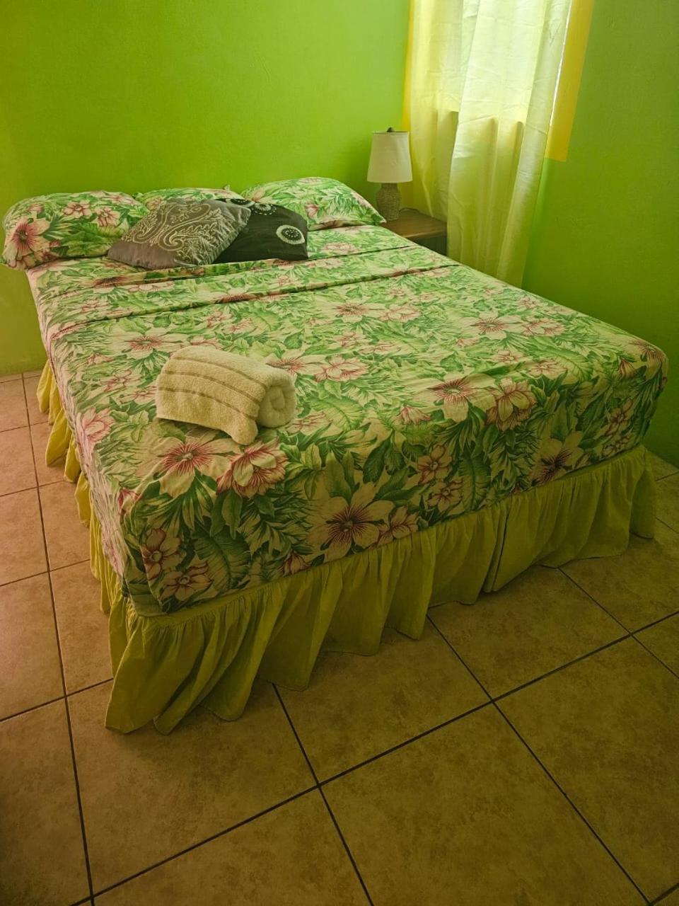 Fish Tobago Guesthouse Or Joy And Brandon Guesthouse Buccoo Habitación foto
