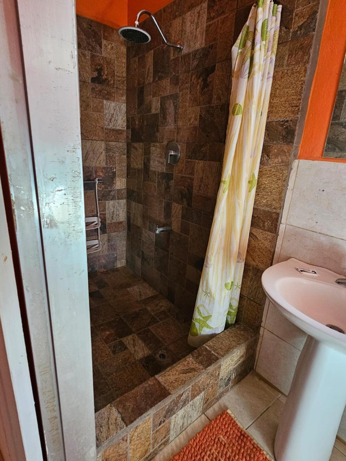 Fish Tobago Guesthouse Or Joy And Brandon Guesthouse Buccoo Habitación foto