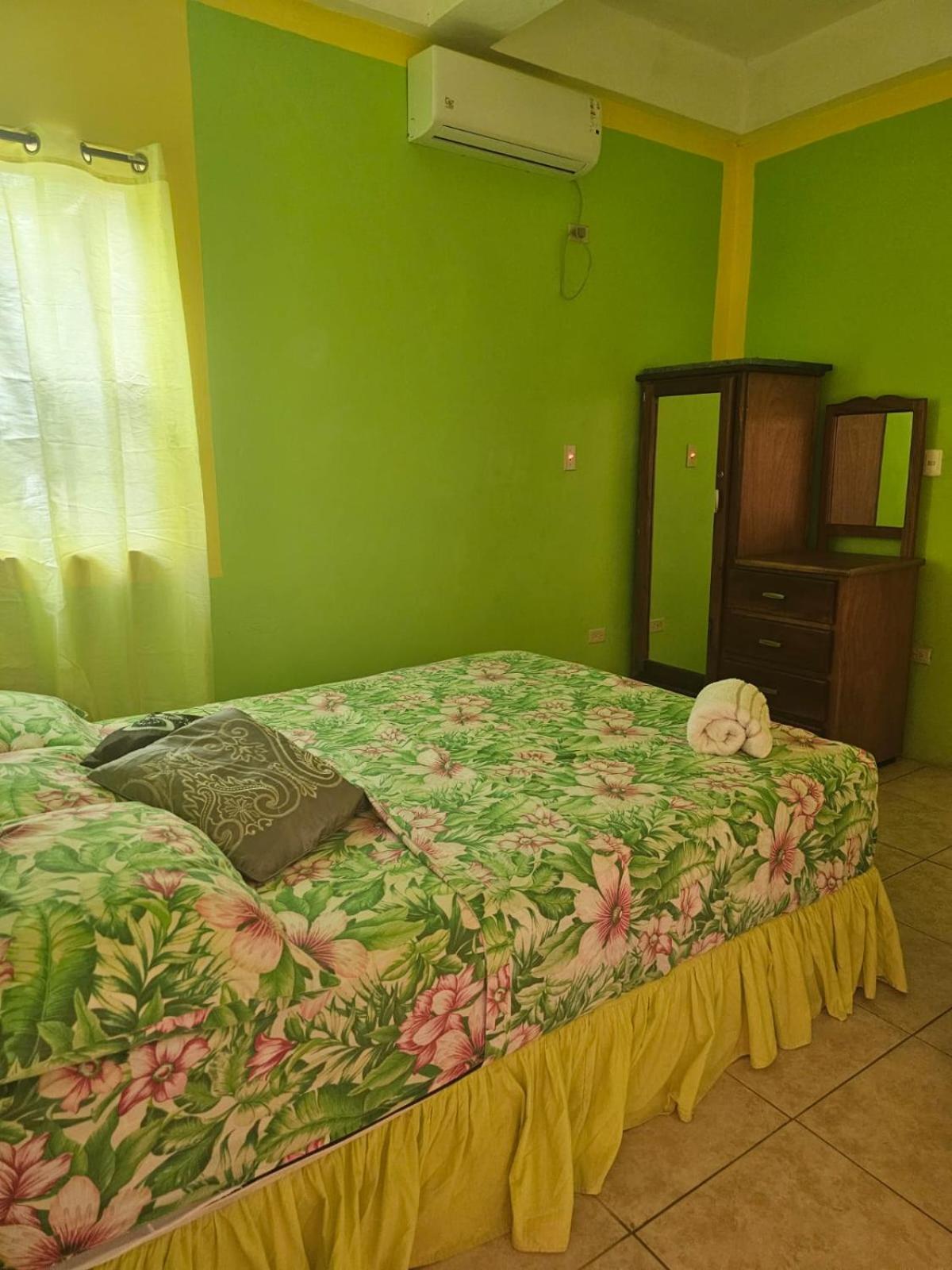 Fish Tobago Guesthouse Or Joy And Brandon Guesthouse Buccoo Habitación foto